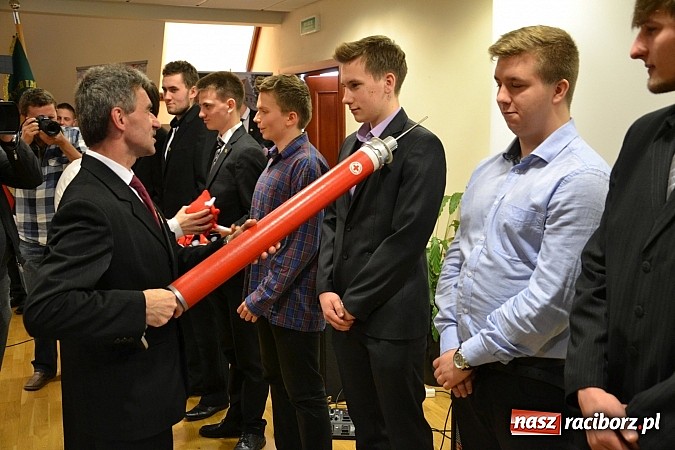 Zdjęcie w galerii na portalu naszraciborz.pl: Na zamku pasowano honorowych krwiodawc&oacute;w z raciborskiego Mechanika wiadomości z regionu