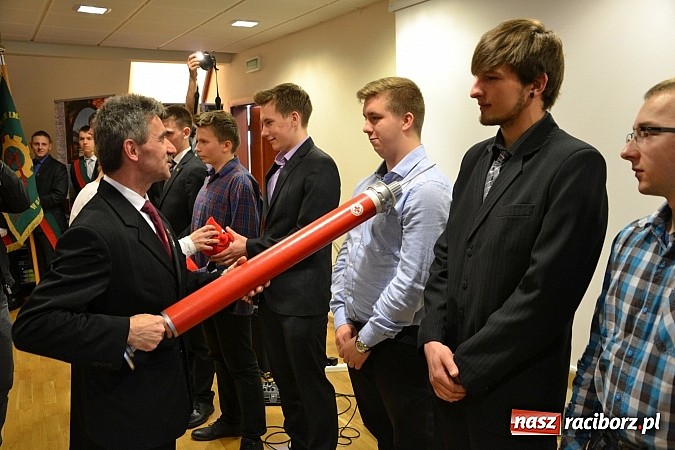 Zdjęcie w galerii na portalu naszraciborz.pl: Na zamku pasowano honorowych krwiodawc&oacute;w z raciborskiego Mechanika wiadomości z regionu