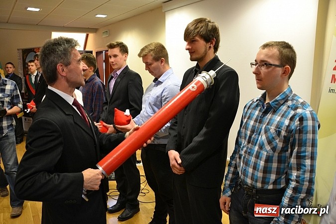 Zdjęcie w galerii na portalu naszraciborz.pl: Na zamku pasowano honorowych krwiodawc&oacute;w z raciborskiego Mechanika wiadomości z regionu