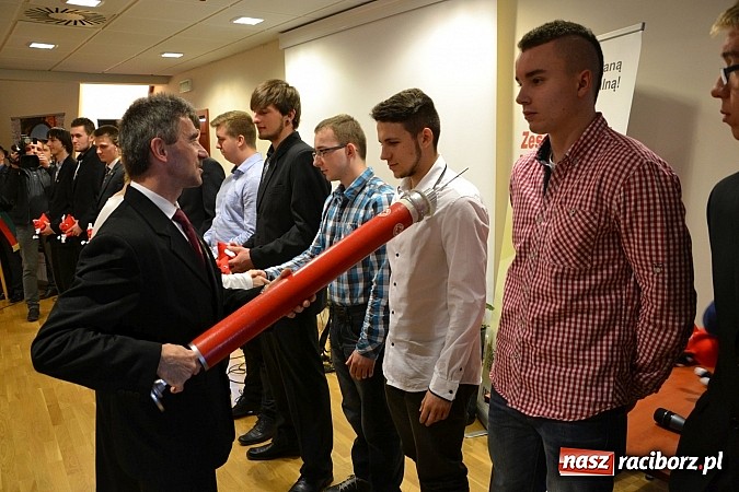 Zdjęcie w galerii na portalu naszraciborz.pl: Na zamku pasowano honorowych krwiodawc&oacute;w z raciborskiego Mechanika wiadomości z regionu