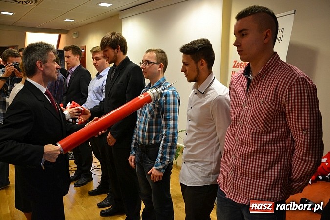 Zdjęcie w galerii na portalu naszraciborz.pl: Na zamku pasowano honorowych krwiodawc&oacute;w z raciborskiego Mechanika wiadomości z regionu