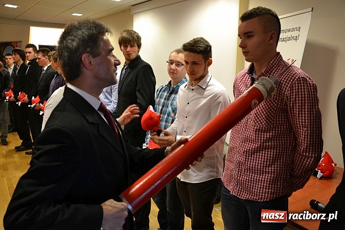 Zdjęcie w galerii na portalu naszraciborz.pl: Na zamku pasowano honorowych krwiodawc&oacute;w z raciborskiego Mechanika wiadomości z regionu