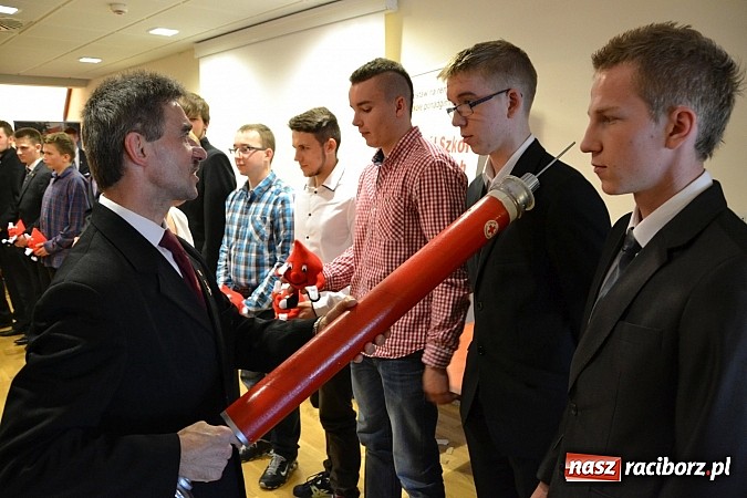 Zdjęcie w galerii na portalu naszraciborz.pl: Na zamku pasowano honorowych krwiodawc&oacute;w z raciborskiego Mechanika wiadomości z regionu