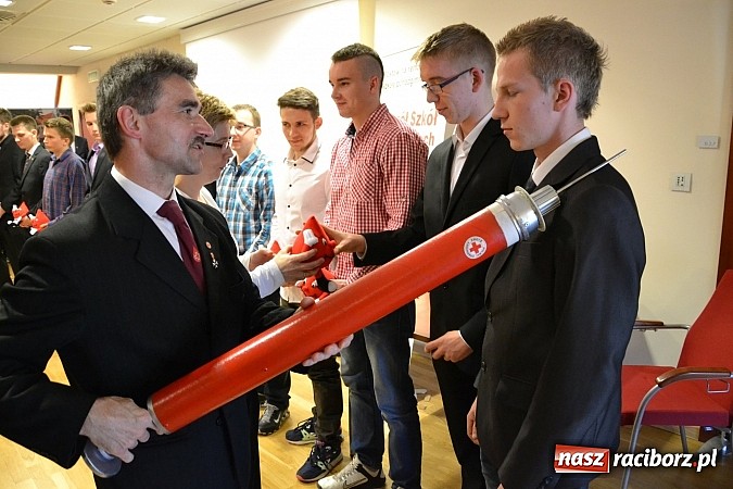 Zdjęcie w galerii na portalu naszraciborz.pl: Na zamku pasowano honorowych krwiodawc&oacute;w z raciborskiego Mechanika wiadomości z regionu