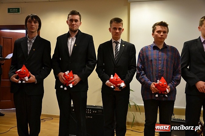 Zdjęcie w galerii na portalu naszraciborz.pl: Na zamku pasowano honorowych krwiodawc&oacute;w z raciborskiego Mechanika wiadomości z regionu