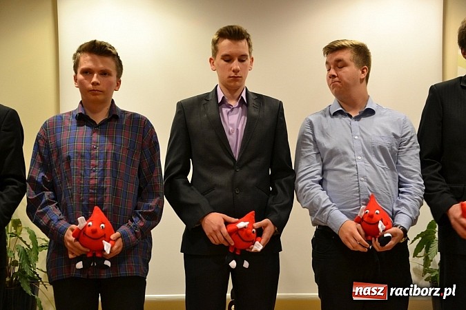 Zdjęcie w galerii na portalu naszraciborz.pl: Na zamku pasowano honorowych krwiodawc&oacute;w z raciborskiego Mechanika wiadomości z regionu