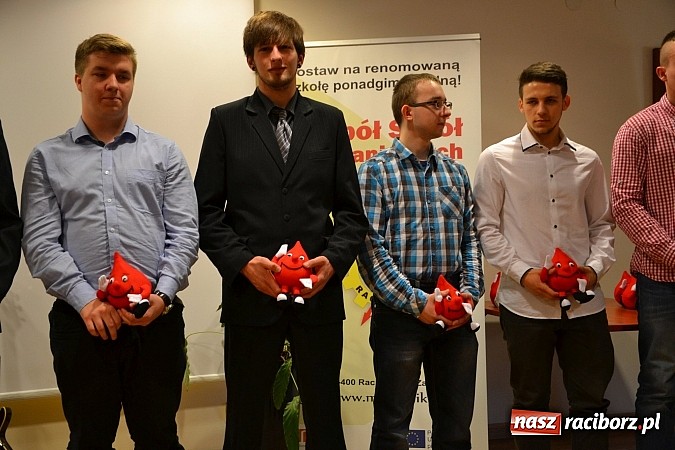 Zdjęcie w galerii na portalu naszraciborz.pl: Na zamku pasowano honorowych krwiodawc&oacute;w z raciborskiego Mechanika wiadomości z regionu