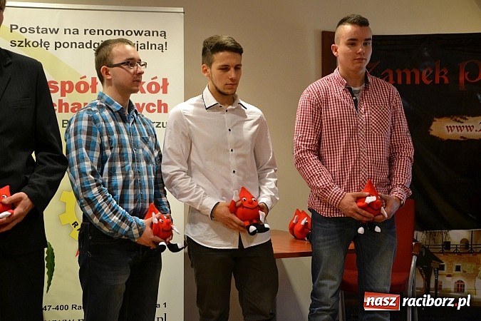 Zdjęcie w galerii na portalu naszraciborz.pl: Na zamku pasowano honorowych krwiodawc&oacute;w z raciborskiego Mechanika wiadomości z regionu