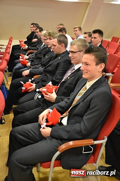 Zdjęcie w galerii na portalu naszraciborz.pl: Na zamku pasowano honorowych krwiodawc&oacute;w z raciborskiego Mechanika wiadomości z regionu