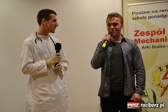 Zdjęcie w galerii na portalu naszraciborz.pl: Na zamku pasowano honorowych krwiodawc&oacute;w z raciborskiego Mechanika wiadomości z regionu