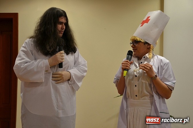 Zdjęcie w galerii na portalu naszraciborz.pl: Na zamku pasowano honorowych krwiodawc&oacute;w z raciborskiego Mechanika wiadomości z regionu