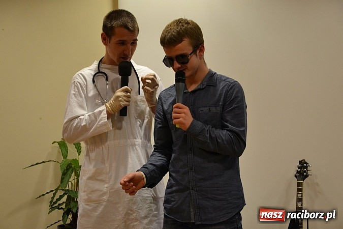 Zdjęcie w galerii na portalu naszraciborz.pl: Na zamku pasowano honorowych krwiodawc&oacute;w z raciborskiego Mechanika wiadomości z regionu