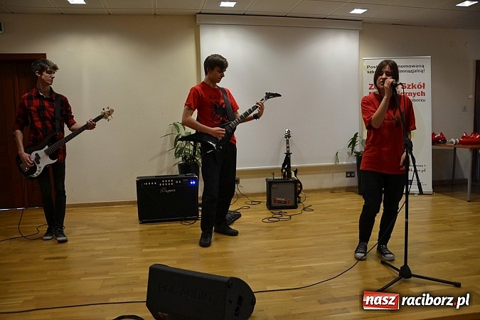 Zdjęcie w galerii na portalu naszraciborz.pl: Na zamku pasowano honorowych krwiodawc&oacute;w z raciborskiego Mechanika wiadomości z regionu