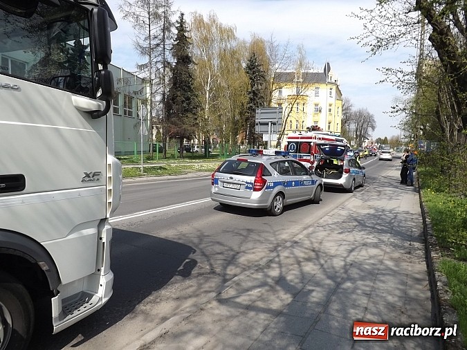 Zdjęcie w galerii na portalu naszraciborz.pl: Z ciężarówki odpadło koło i uderzyło w przechodnia! wiadomości z regionu