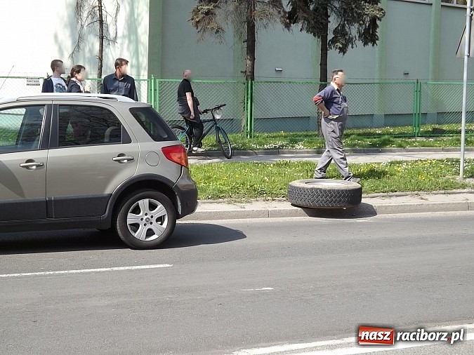 Zdjęcie w galerii na portalu naszraciborz.pl: Z ciężarówki odpadło koło i uderzyło w przechodnia! wiadomości z regionu