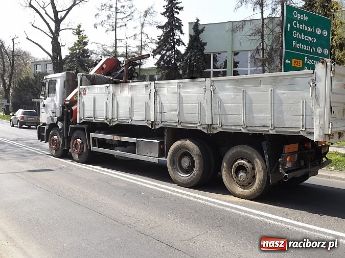 Zdjęcie w galerii na portalu naszraciborz.pl: Z ciężarówki odpadło koło i uderzyło w przechodnia! wiadomości z regionu