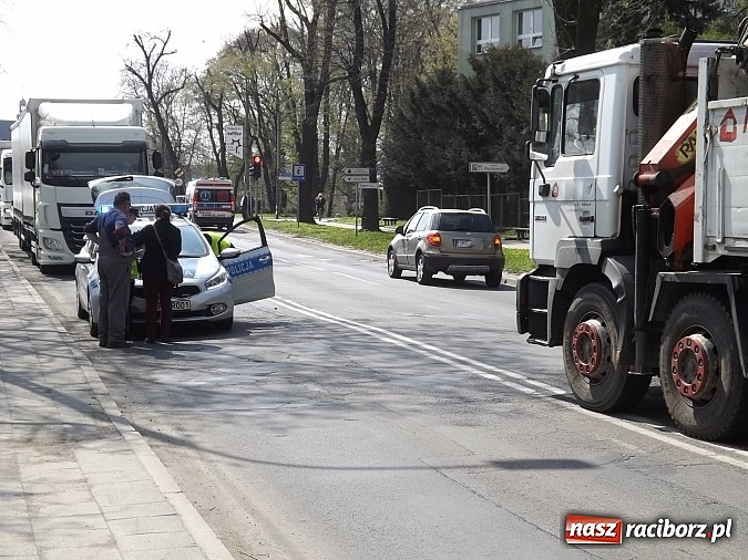 Zdjęcie w galerii na portalu naszraciborz.pl: Z ciężarówki odpadło koło i uderzyło w przechodnia! wiadomości z regionu