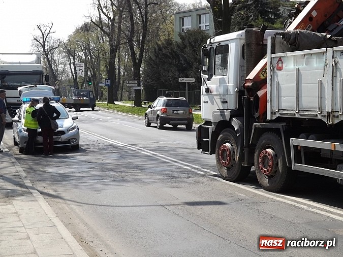 Zdjęcie w galerii na portalu naszraciborz.pl: Z ciężarówki odpadło koło i uderzyło w przechodnia! wiadomości z regionu