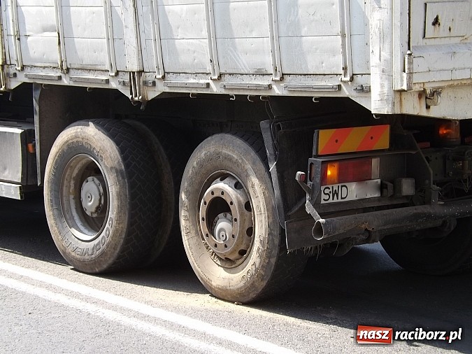Zdjęcie w galerii na portalu naszraciborz.pl: Z ciężarówki odpadło koło i uderzyło w przechodnia! wiadomości z regionu