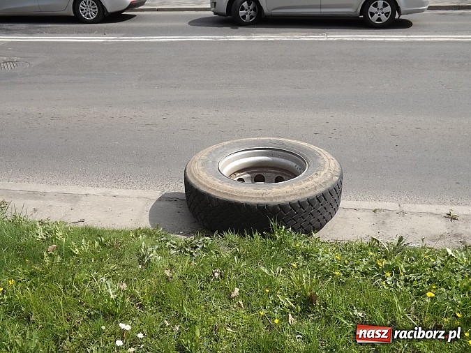 Zdjęcie w galerii na portalu naszraciborz.pl: Z ciężarówki odpadło koło i uderzyło w przechodnia! wiadomości z regionu