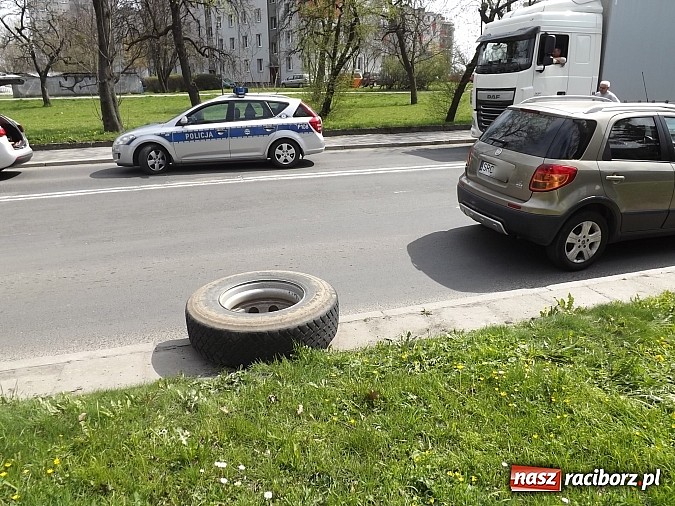 Zdjęcie w galerii na portalu naszraciborz.pl: Z ciężarówki odpadło koło i uderzyło w przechodnia! wiadomości z regionu