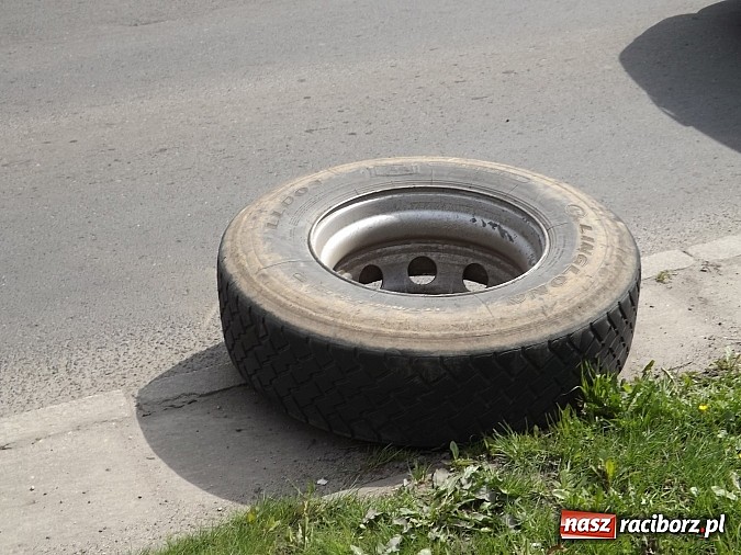 Zdjęcie w galerii na portalu naszraciborz.pl: Z ciężarówki odpadło koło i uderzyło w przechodnia! wiadomości z regionu