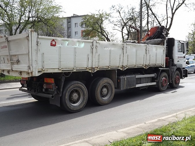Zdjęcie w galerii na portalu naszraciborz.pl: Z ciężarówki odpadło koło i uderzyło w przechodnia! wiadomości z regionu