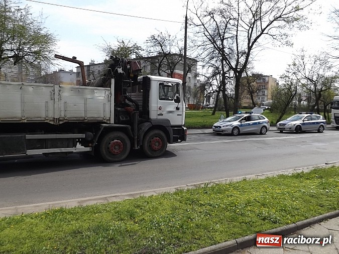 Zdjęcie w galerii na portalu naszraciborz.pl: Z ciężarówki odpadło koło i uderzyło w przechodnia! wiadomości z regionu