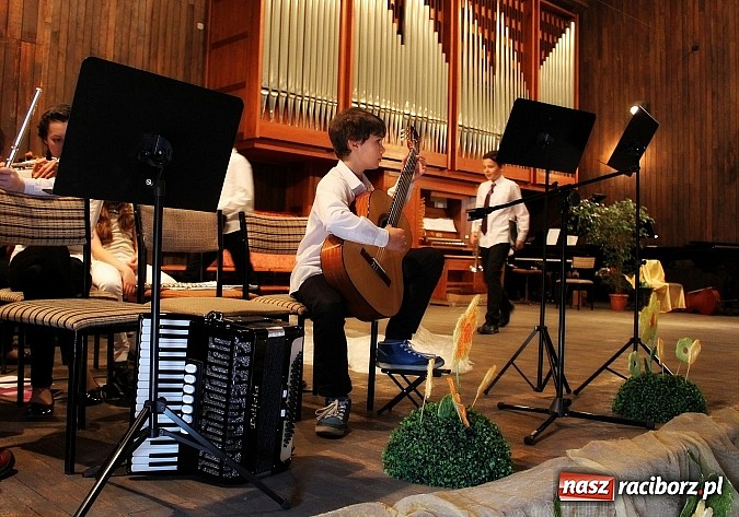 Zdjęcie w galerii na portalu naszraciborz.pl: Dzień otwarty w szkole muzycznej z bajką Kot w butach wiadomości z regionu