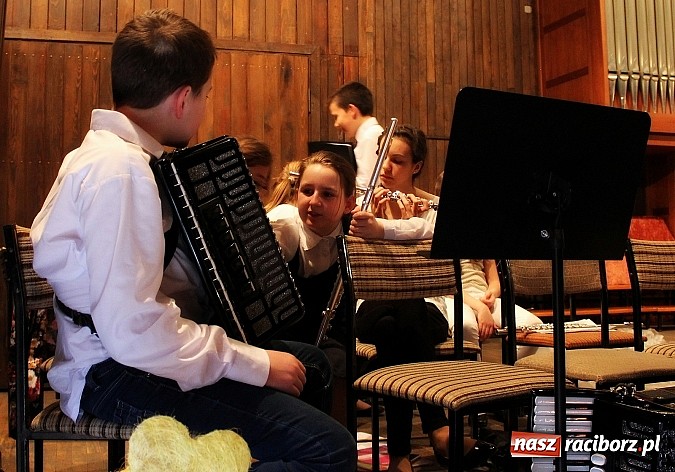Zdjęcie w galerii na portalu naszraciborz.pl: Dzień otwarty w szkole muzycznej z bajką Kot w butach wiadomości z regionu