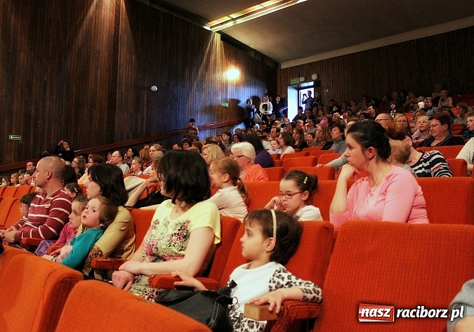 Zdjęcie w galerii na portalu naszraciborz.pl: Dzień otwarty w szkole muzycznej z bajką Kot w butach wiadomości z regionu