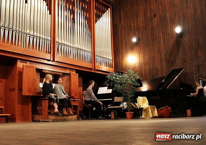 Zdjęcie w galerii na portalu naszraciborz.pl: Dzień otwarty w szkole muzycznej z bajką Kot w butach wiadomości z regionu