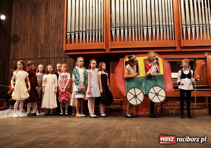 Zdjęcie w galerii na portalu naszraciborz.pl: Dzień otwarty w szkole muzycznej z bajką Kot w butach wiadomości z regionu