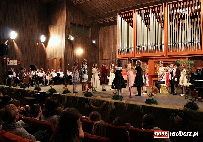 Zdjęcie w galerii na portalu naszraciborz.pl: Dzień otwarty w szkole muzycznej z bajką Kot w butach wiadomości z regionu