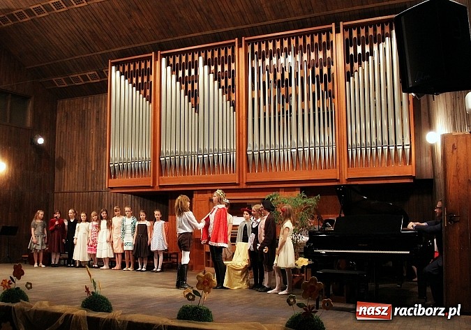 Zdjęcie w galerii na portalu naszraciborz.pl: Dzień otwarty w szkole muzycznej z bajką Kot w butach wiadomości z regionu