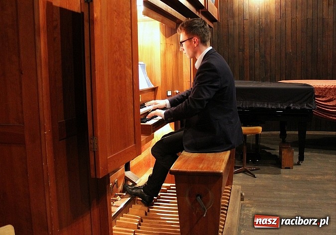 Zdjęcie w galerii na portalu naszraciborz.pl: Dzień otwarty w szkole muzycznej z bajką Kot w butach wiadomości z regionu