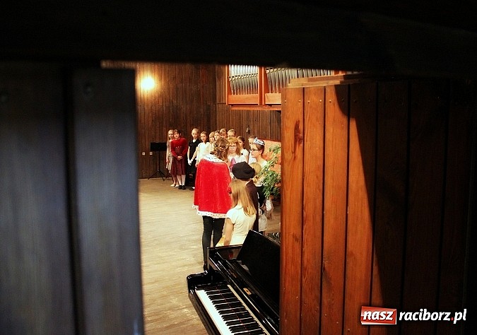 Zdjęcie w galerii na portalu naszraciborz.pl: Dzień otwarty w szkole muzycznej z bajką Kot w butach wiadomości z regionu