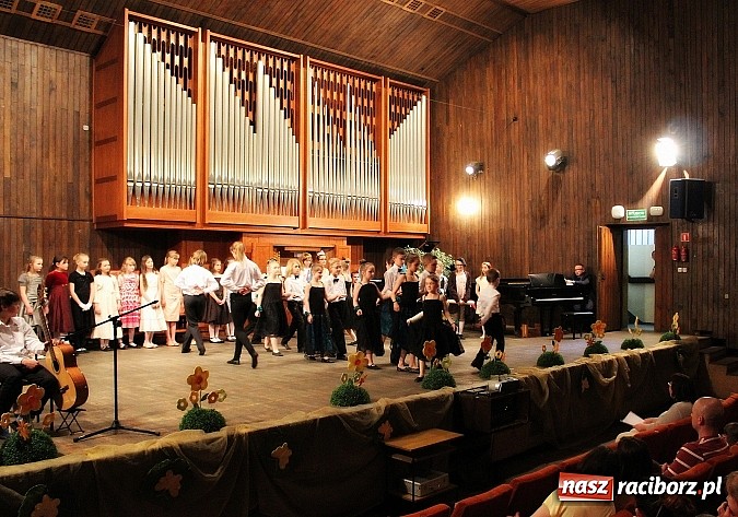 Zdjęcie w galerii na portalu naszraciborz.pl: Dzień otwarty w szkole muzycznej z bajką Kot w butach wiadomości z regionu