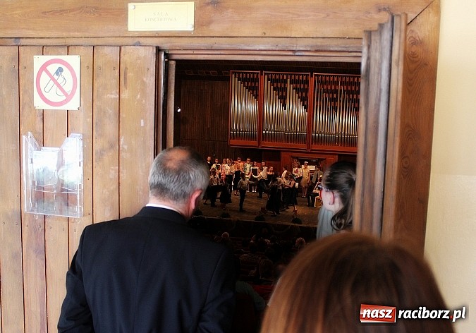 Zdjęcie w galerii na portalu naszraciborz.pl: Dzień otwarty w szkole muzycznej z bajką Kot w butach wiadomości z regionu