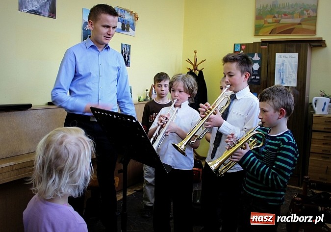 Zdjęcie w galerii na portalu naszraciborz.pl: Dzień otwarty w szkole muzycznej z bajką Kot w butach wiadomości z regionu