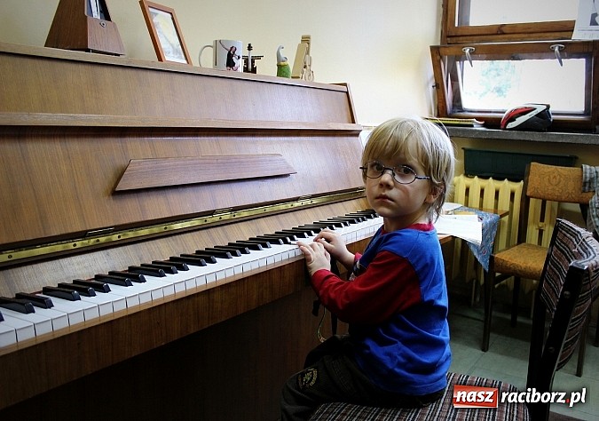 Zdjęcie w galerii na portalu naszraciborz.pl: Dzień otwarty w szkole muzycznej z bajką Kot w butach wiadomości z regionu