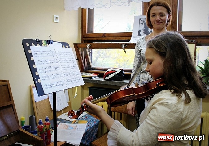 Zdjęcie w galerii na portalu naszraciborz.pl: Dzień otwarty w szkole muzycznej z bajką Kot w butach wiadomości z regionu