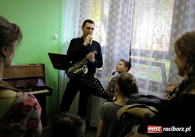Zdjęcie w galerii na portalu naszraciborz.pl: Dzień otwarty w szkole muzycznej z bajką Kot w butach wiadomości z regionu