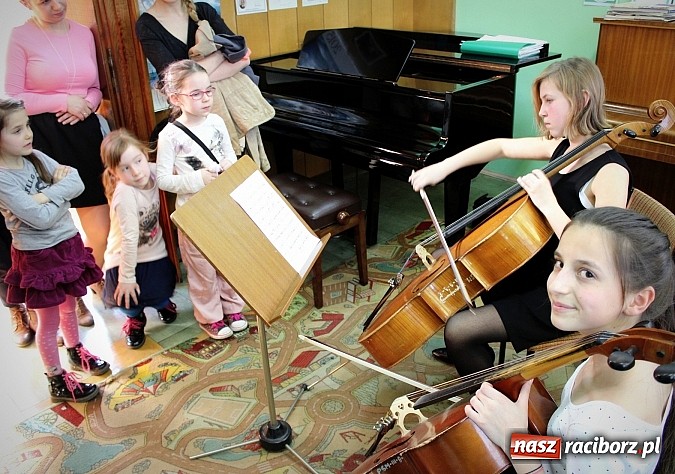 Zdjęcie w galerii na portalu naszraciborz.pl: Dzień otwarty w szkole muzycznej z bajką Kot w butach wiadomości z regionu