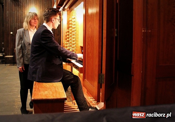 Zdjęcie w galerii na portalu naszraciborz.pl: Dzień otwarty w szkole muzycznej z bajką Kot w butach wiadomości z regionu