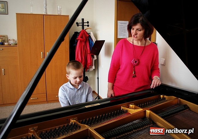 Zdjęcie w galerii na portalu naszraciborz.pl: Dzień otwarty w szkole muzycznej z bajką Kot w butach wiadomości z regionu