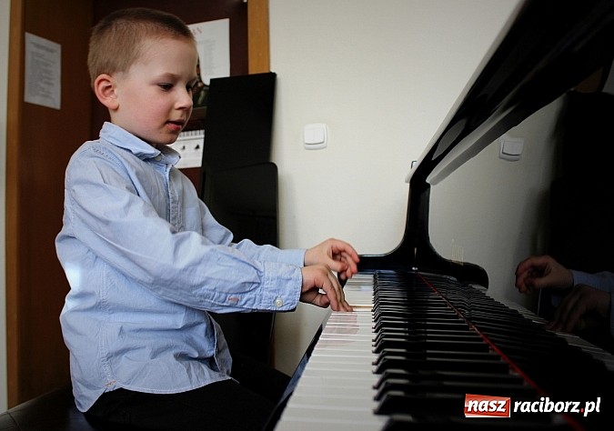 Zdjęcie w galerii na portalu naszraciborz.pl: Dzień otwarty w szkole muzycznej z bajką Kot w butach wiadomości z regionu