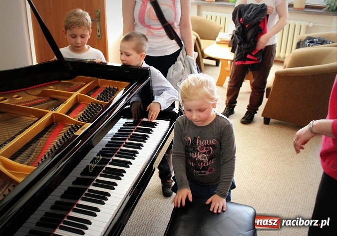Zdjęcie w galerii na portalu naszraciborz.pl: Dzień otwarty w szkole muzycznej z bajką Kot w butach wiadomości z regionu