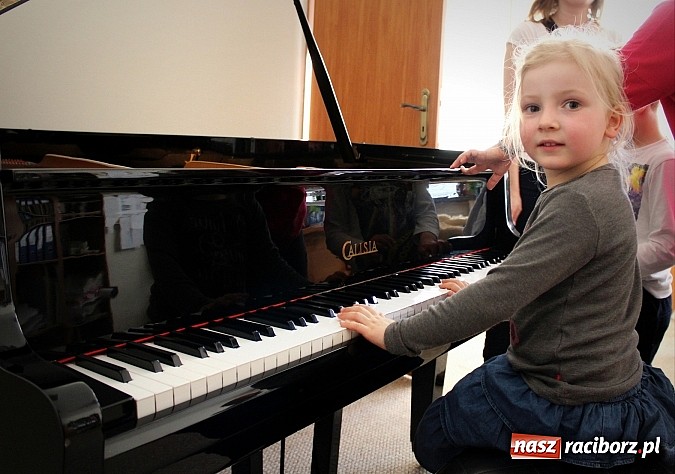 Zdjęcie w galerii na portalu naszraciborz.pl: Dzień otwarty w szkole muzycznej z bajką Kot w butach wiadomości z regionu