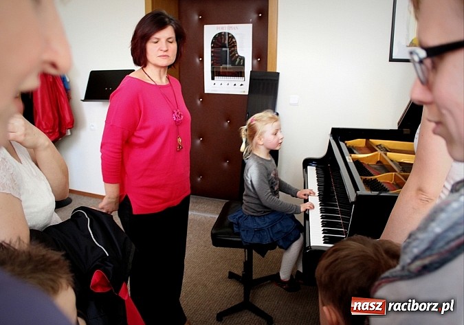 Zdjęcie w galerii na portalu naszraciborz.pl: Dzień otwarty w szkole muzycznej z bajką Kot w butach wiadomości z regionu